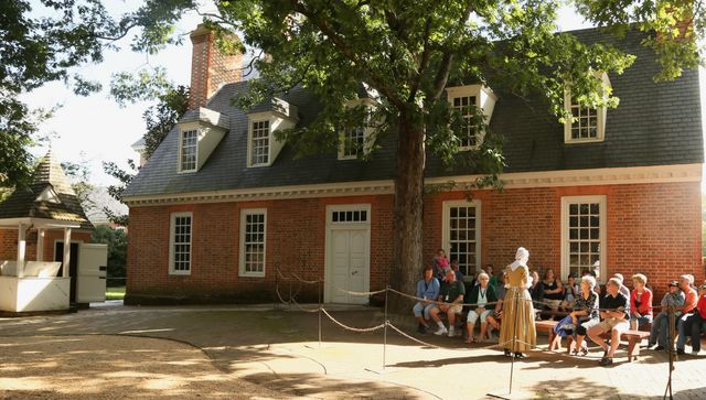 Colonial Williamsburg -- Colonial Guide discussing the history of the area