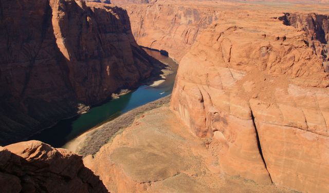 Horseshoe Bend -- Boating on the river 